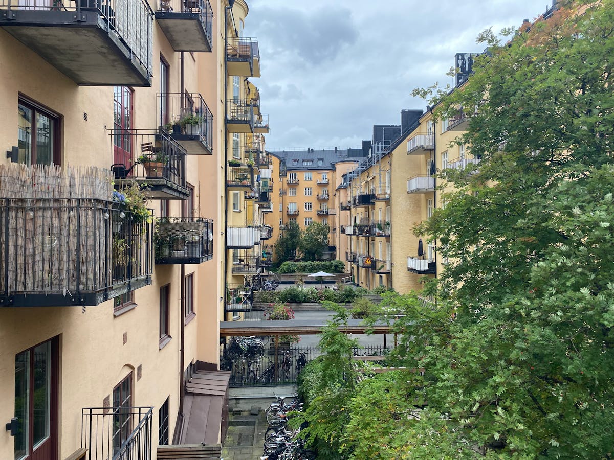 Gård och fasad i en bostadsrättsförening